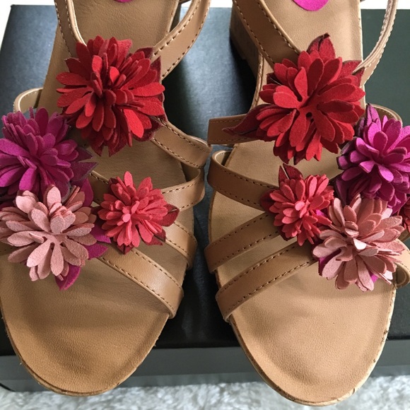 Tahari Favor leather flower sandal SIZE 7-1/2m - Picture 2 of 7